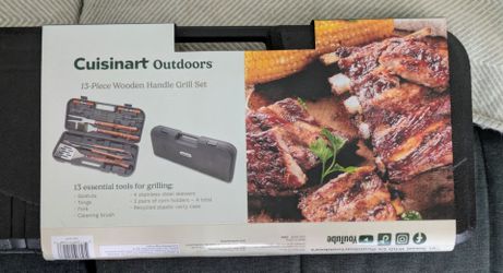 CUISINART GRILL TOOLS - Grill Spatula
Grill Tongs
Grill Fork
Grill Brush
4 Stainless Steel Skewers
4 Corn Cob Holders
Recycled Plastic Storage Case