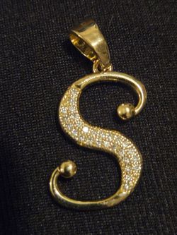 Gold plated pendant no flaws very nice
