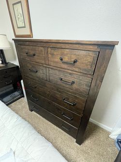 Queen bedroom set, bed with drawers, chest of drawers and night stand