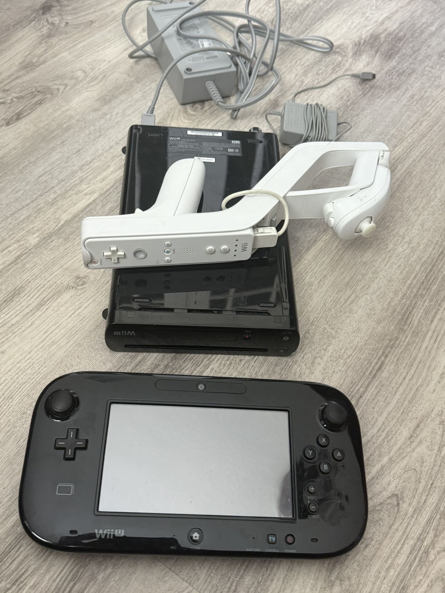 Nintendo Wii U Console + Handheld + Joystick + Cables + Gun Controller 