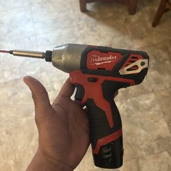 Milwaukee M12 Impact 
