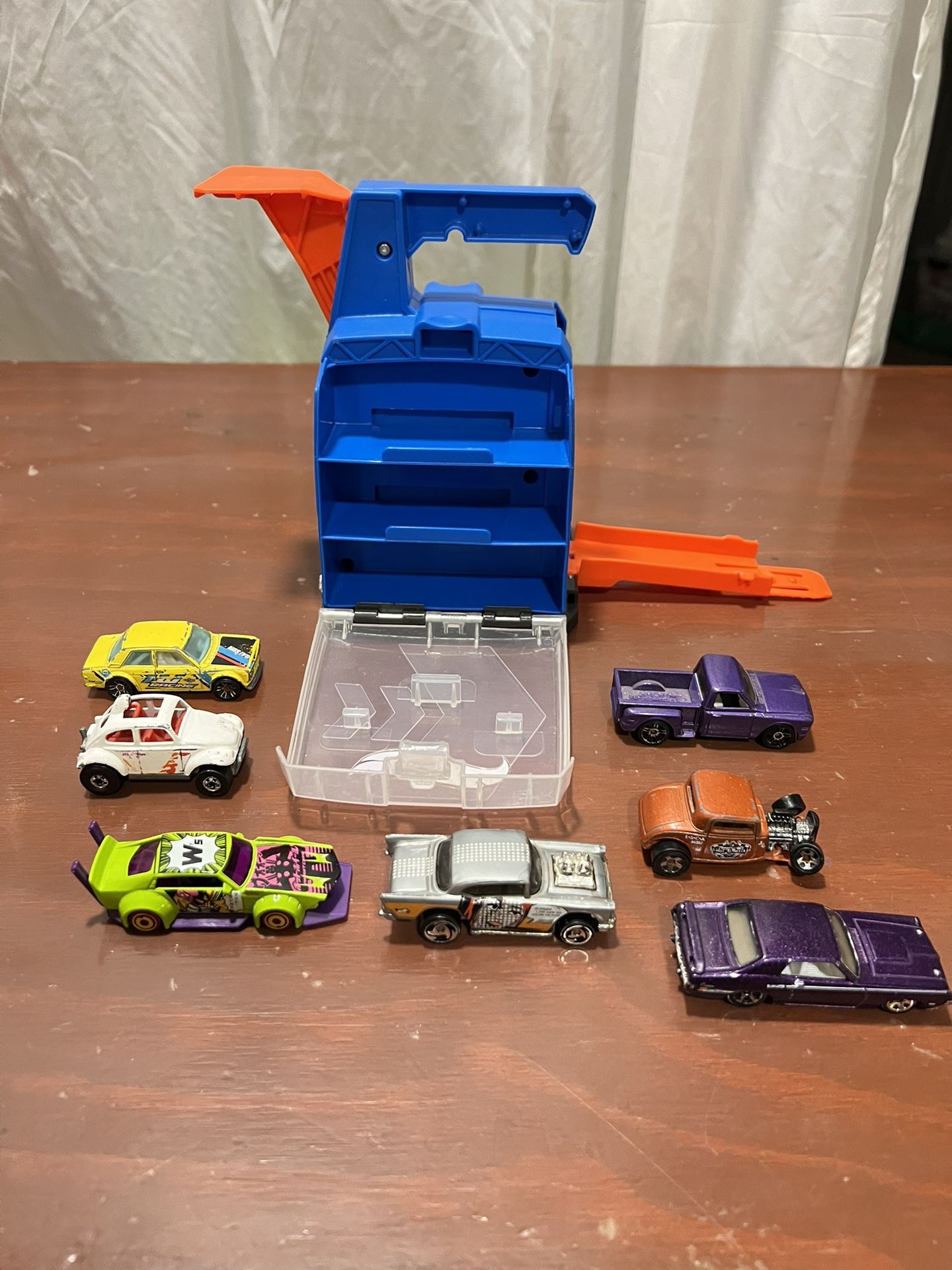Hot Wheels playset 7 pieces of cars included