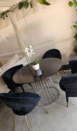 Modern dining table set with 4 chairs/Cash Only