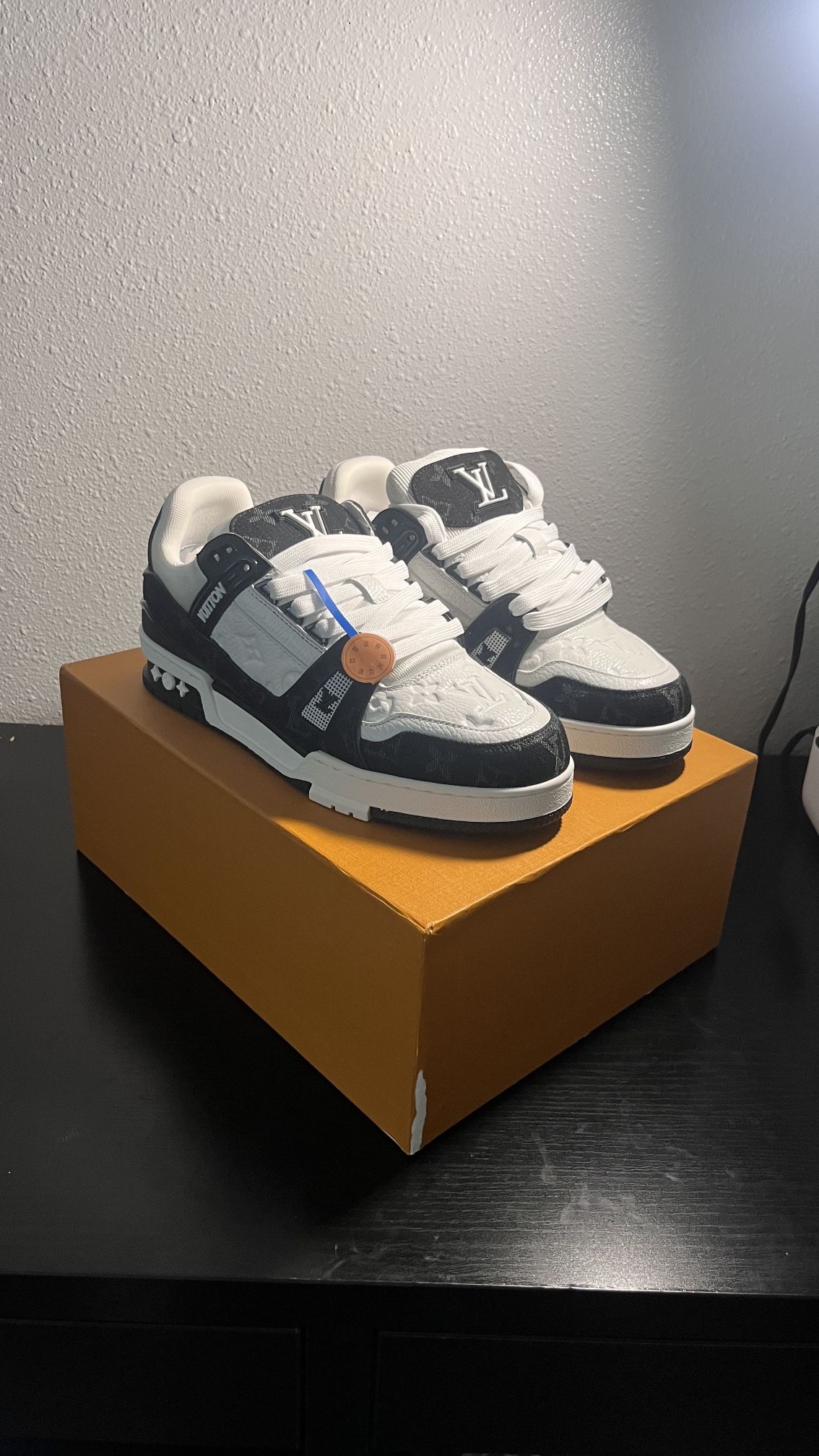LOUIS VUITTON SNEAKERS