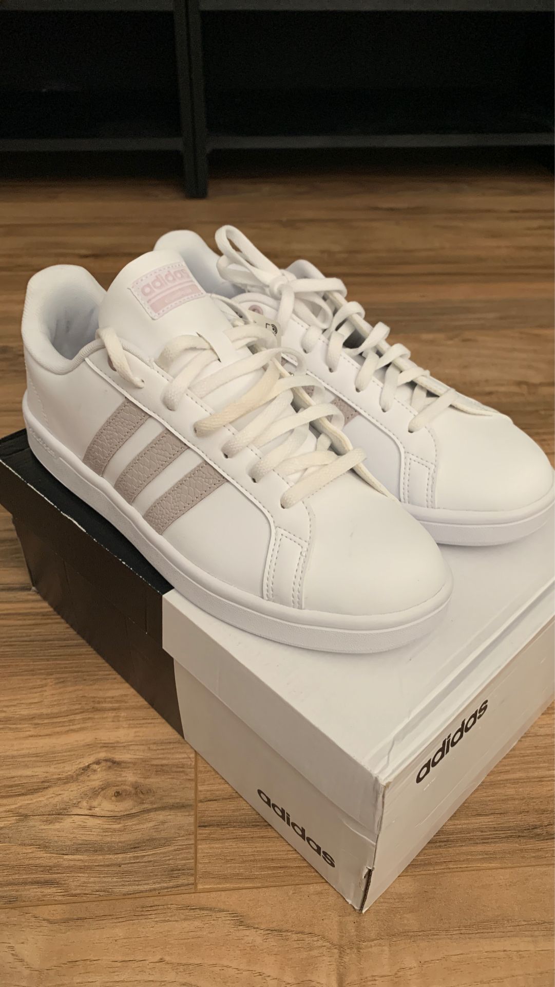 Woman’s White Adidas Shoe Beige Stripes Sz 10 Brand New NWT