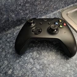 Xbox One S W/controller