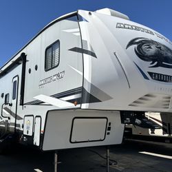 2022 Forest River Cherokee Artic Wolf Fofth Wheel/ Travel Trailer / Rv