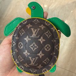 Green turtle keychain, which can store headphones and other small items