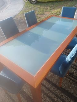 Dinning Room Table with 6 matching chairs