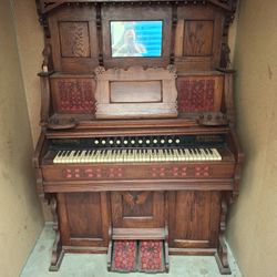 Antique Pump Organ 