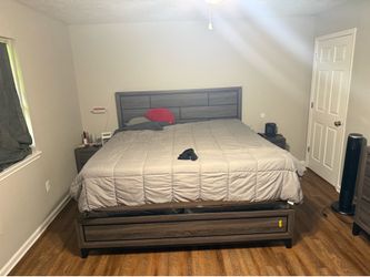 🔥 King Bedroom Set + Mattress – $800 FIRM 🔥