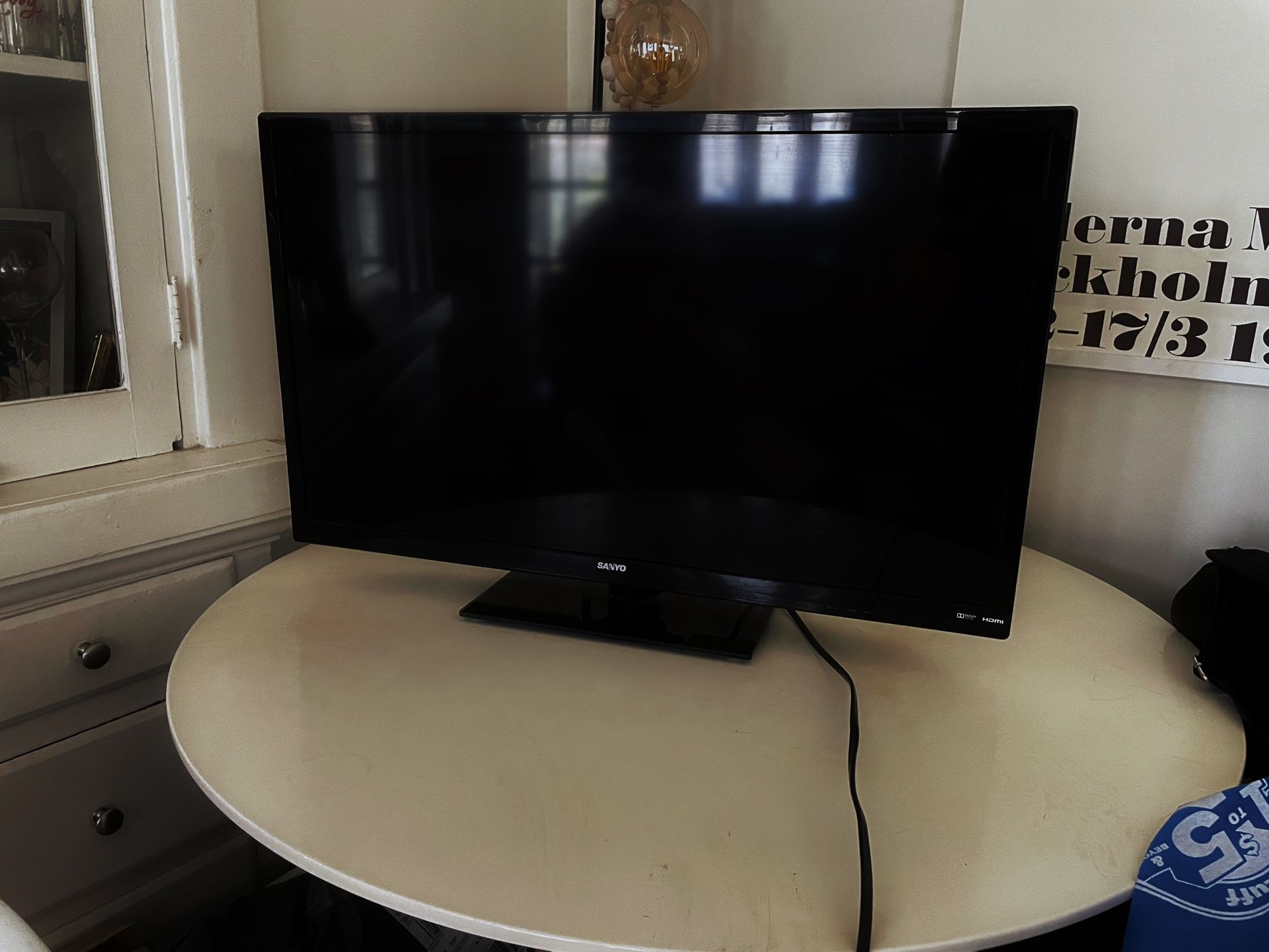 TV - 32-inch HDTV LCD/LED 