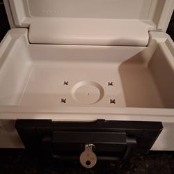 Safe Box SENTRY MODEL 1100 WITH KEY