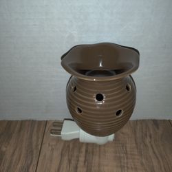 Scentsy Brown Groovy Wall Plug-In Nightlight Wax Warmer. Has some wear from age and use. Sold as is.

