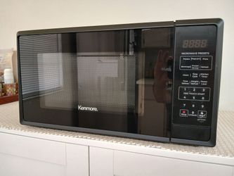 Kenmore 1.1 cu ft Microwave Oven 1000 Watts. Almost New !!!