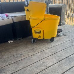 Rubber Maid Mop Bucket 