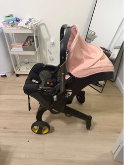 Doona Car Seat Stroller + 2 bases for car