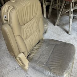 SUV / Minivan Seats (NEEDS TO GO)