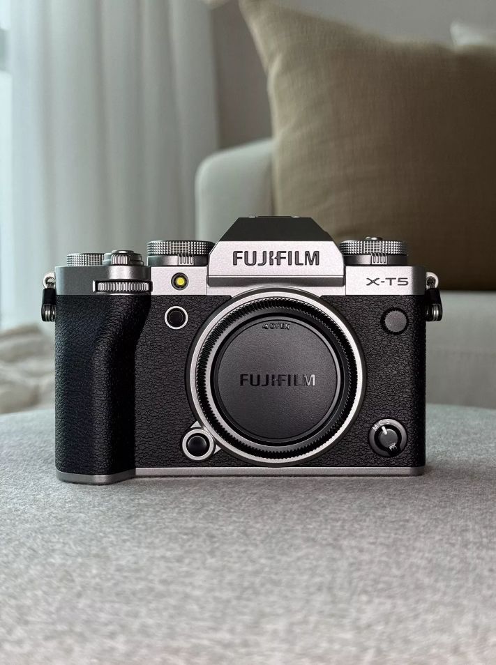 *MINT* Fujifilm X-T5 40.2 MP Mirrorless Camera - Silver (Body Only) + EXTRAS