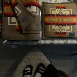 Chief Joseph Pendleton Blanket & Pillow (Excellent Conditions)