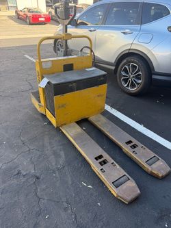 Electric pallet jack with battery