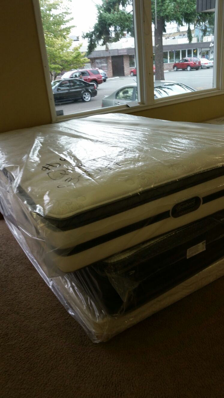 NEW QUEEN SIMMONS BEAUTYREST VANDERBILT "BAINBRIDGE" SUPER PILLOW TOP MATTRESS SET
