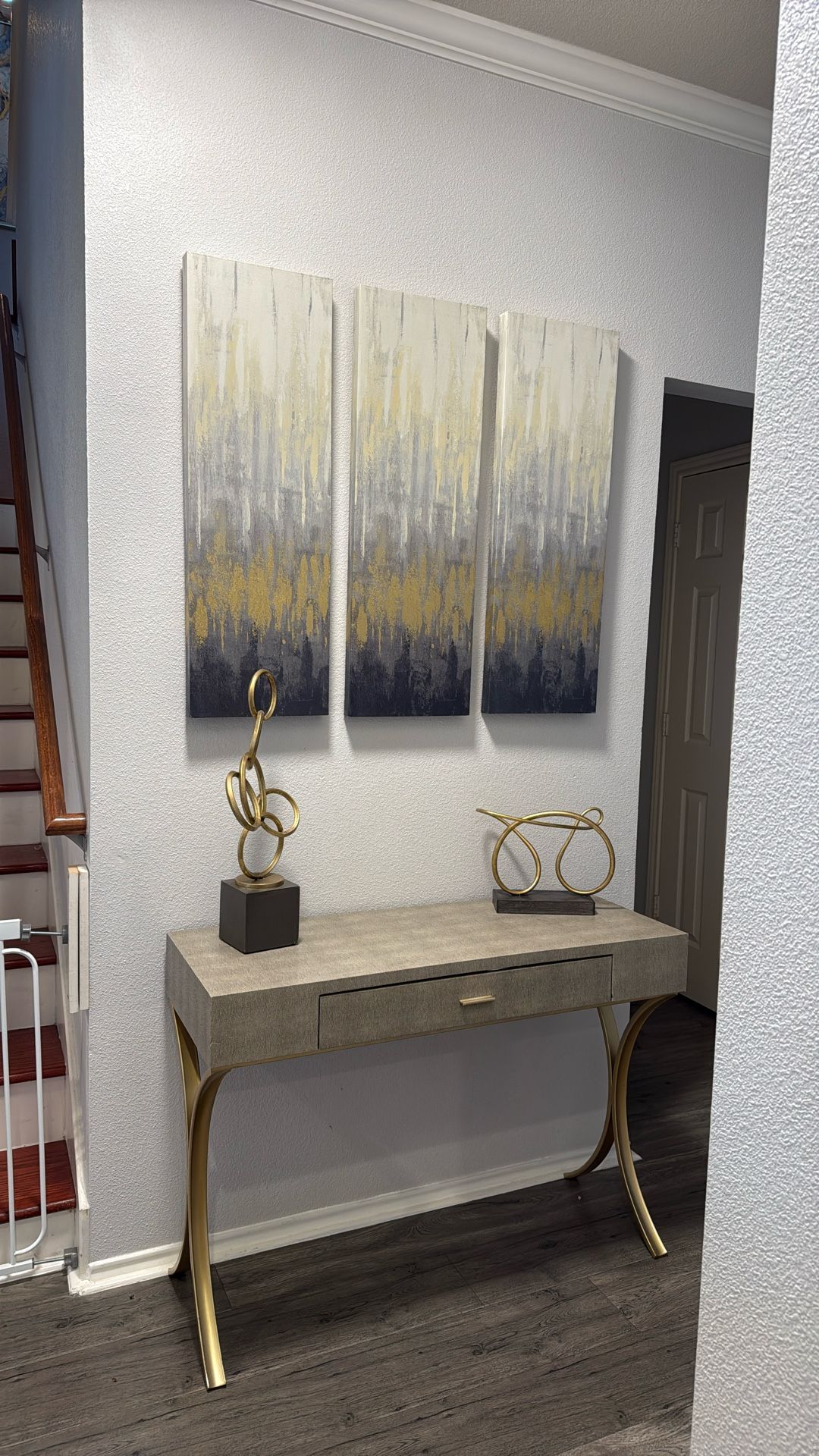 Console, artworks and decoration