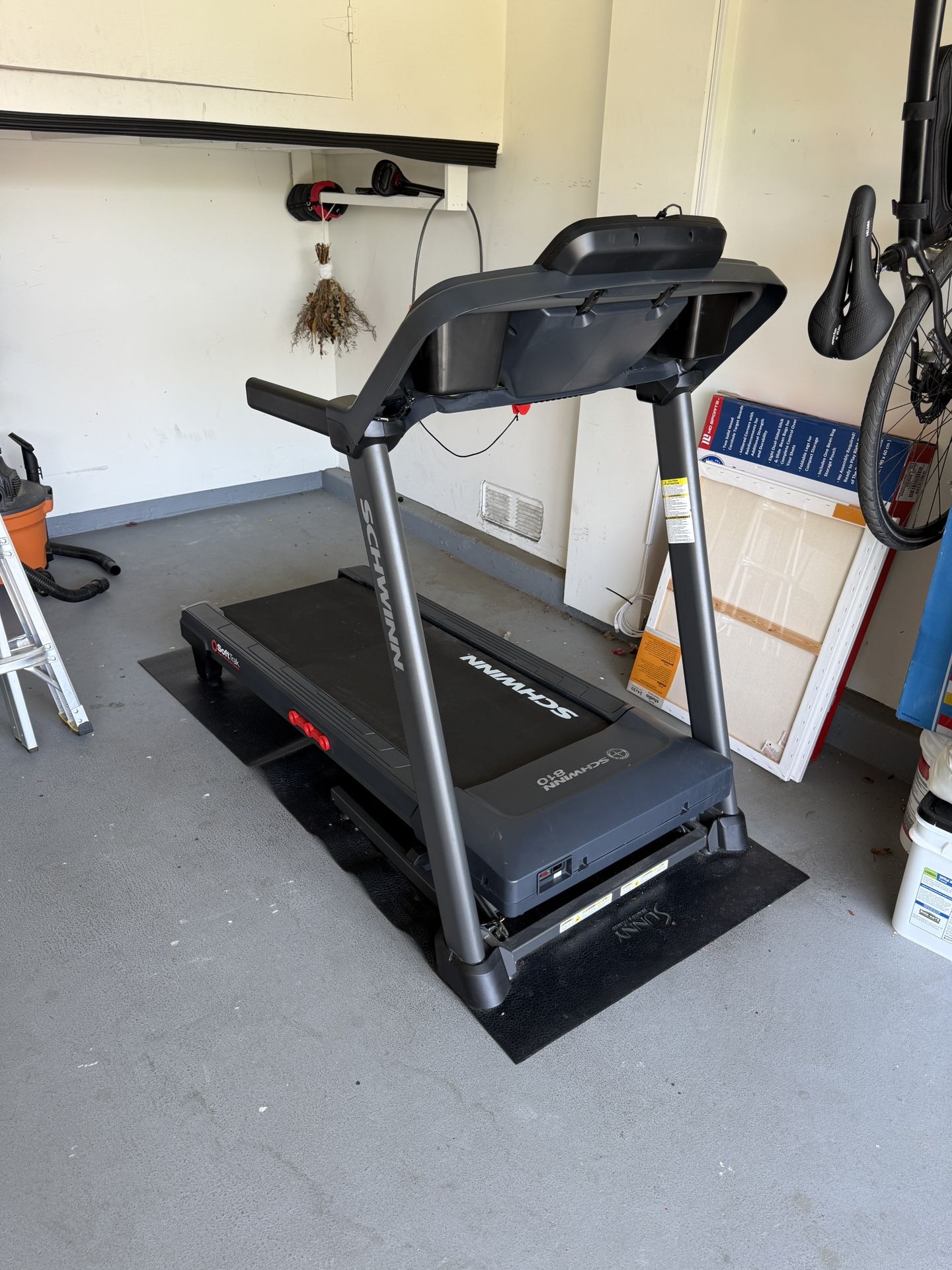 Schwinn 810 Treadmill