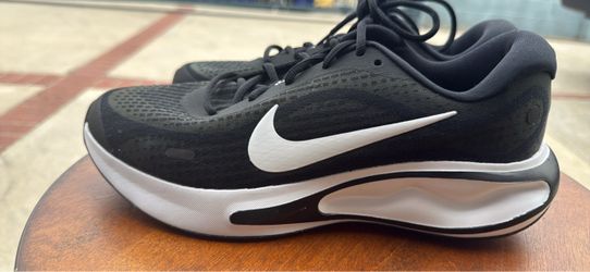 Nike Black and White Running Sneakers size 8.5