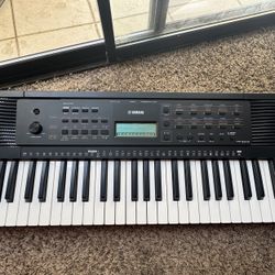 Yamaha PSR-E273 61-Key Portable Keyboard – Excellent Condition
