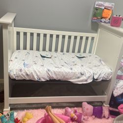 Baby crib like brand new mattress brand new give me a