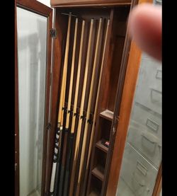 Pool cue cabinet