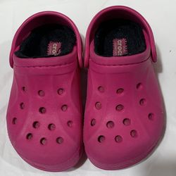 Girls size 8/9 bright pink fleece Lined Crocs - worn once like new 