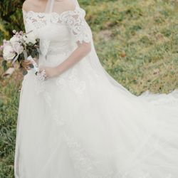 Elegant Wedding Dress Set: Gown, Veil, & Hair Piece - Great Condition!