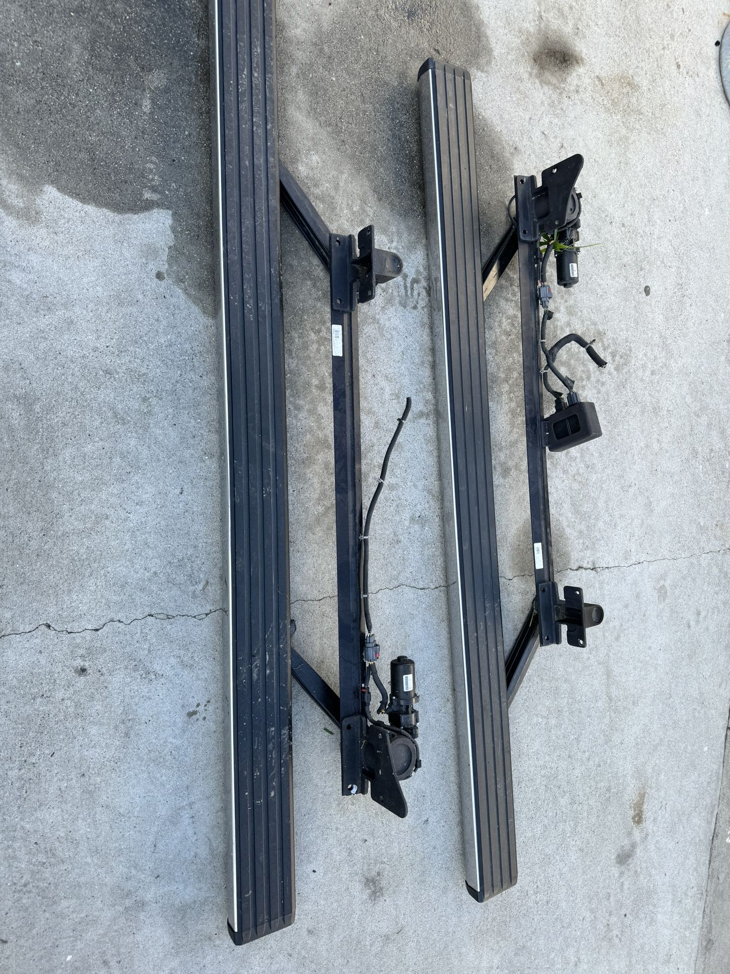 20-23 Silverado GMC Sierra 1500 CREW CAB POWER RETRACTABLE RUNNING BOARDS OEM