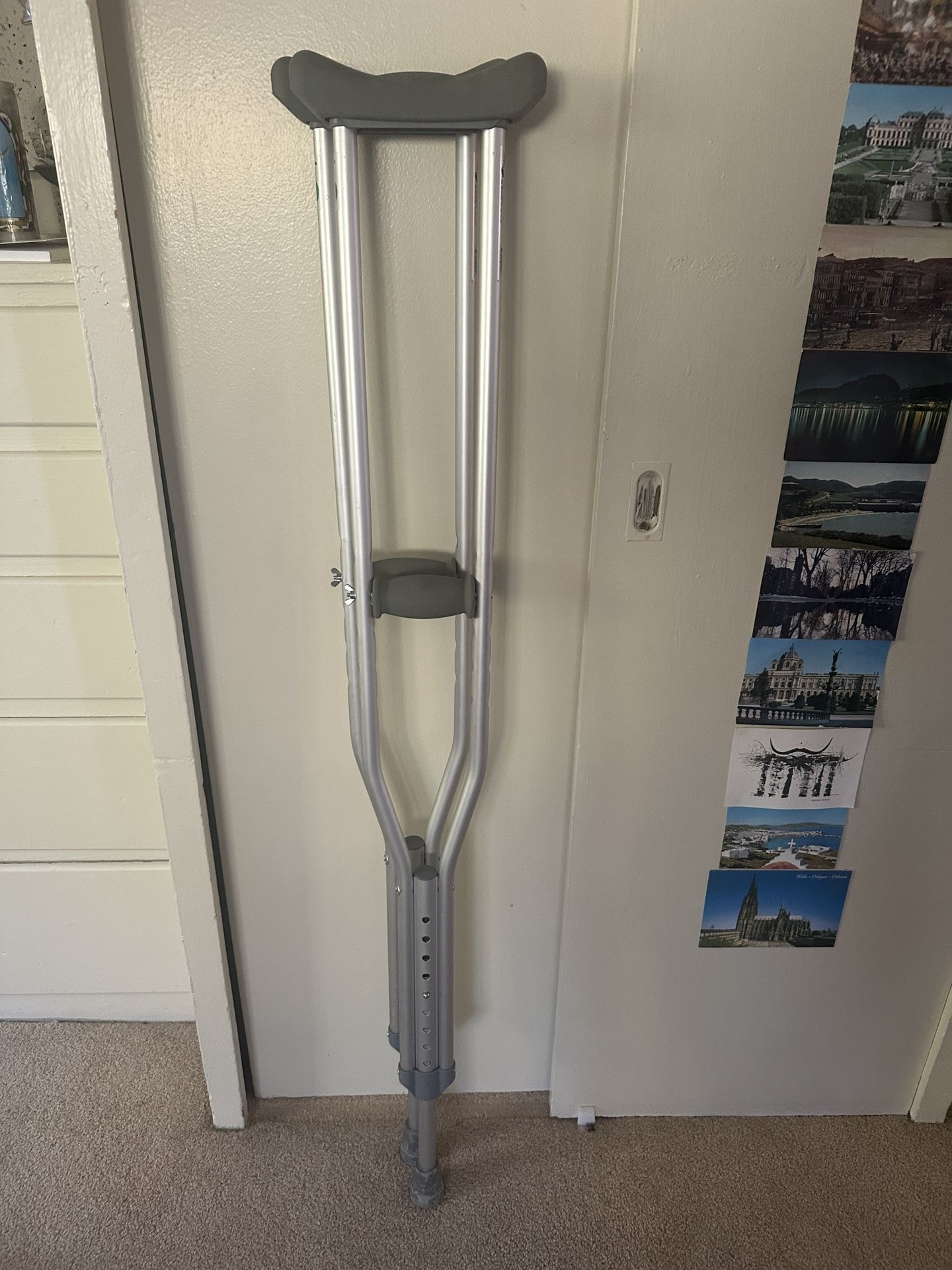 Adult crutches