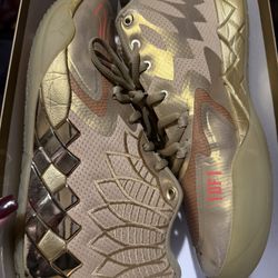 Men’s Size 11.5 MB 01 Golden Child Basketball Shoes 