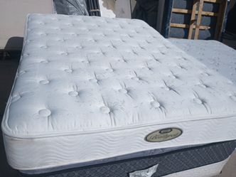 Queen beautyrest mattress and box spring