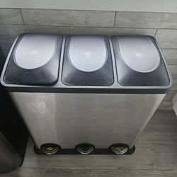 Kitchen Garbage Pail 3 Bins.