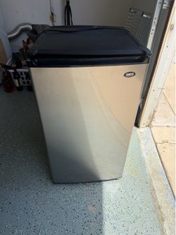 Small Sanyo fridge
