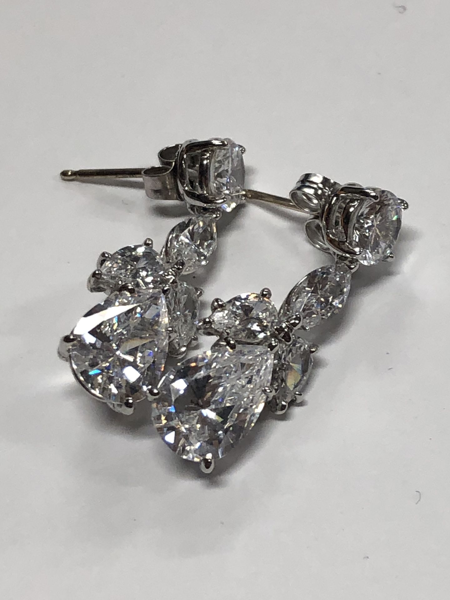 18k White Gold Diamond Dangle Earrings 4.7 Grams