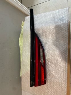 2020-2024 bmw 228 X1 left trunk light