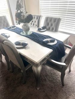 BEAUTIFUL  Dining Set!!