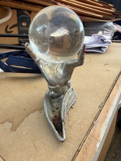 Mano con bola de cristal