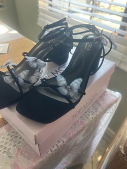 Zapatilla mariposa nueva size 8