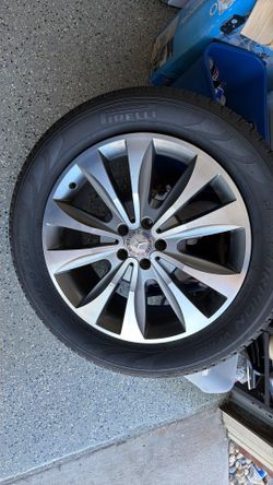 Mercedes gl 20” Setbof 4 factory rims with as new Pirelli scorpion tires set 275/50/20  set of 4