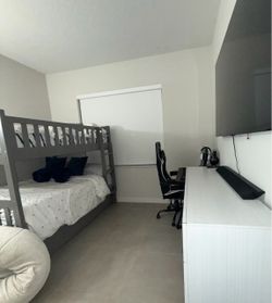 Bunk bed 2 full beds and 1 twin