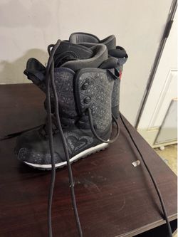 Snowboarding boots