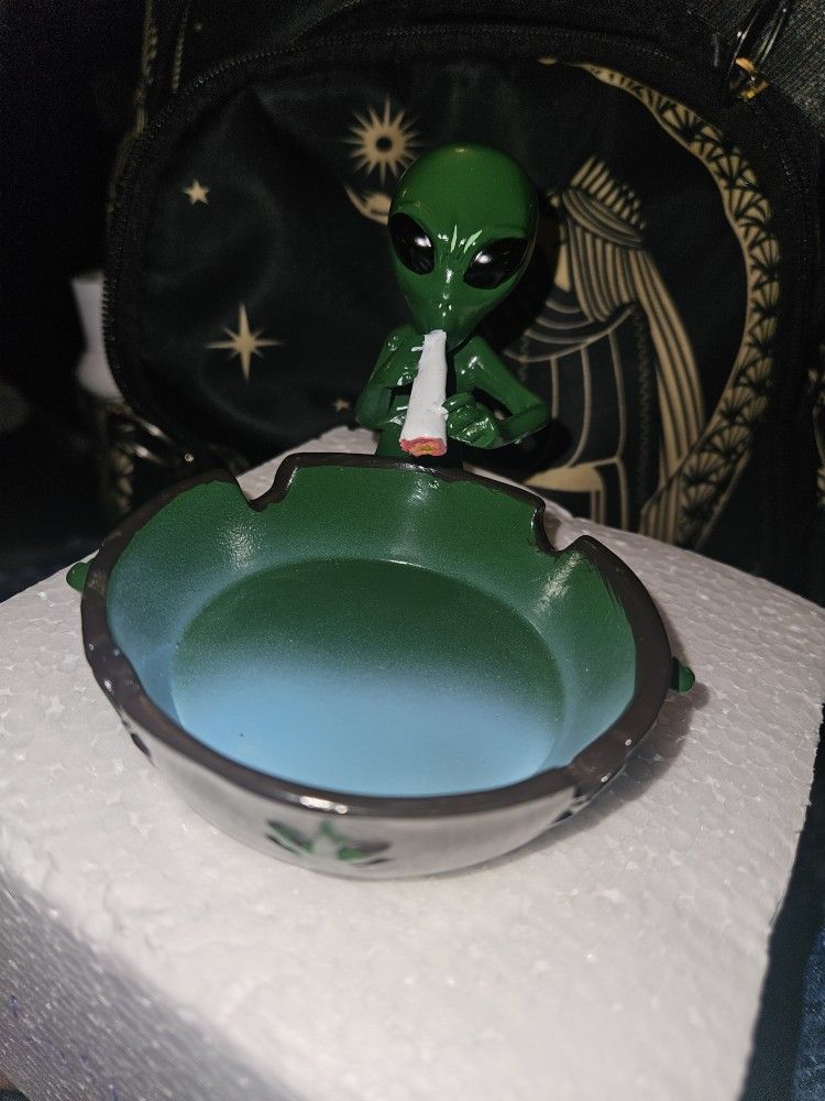 SMOK8NG ALIEN ASHTRAY 4"