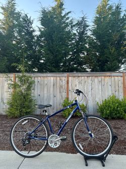 Diamondback Edgewood Medium Hybrid – 700c, 21-Speed